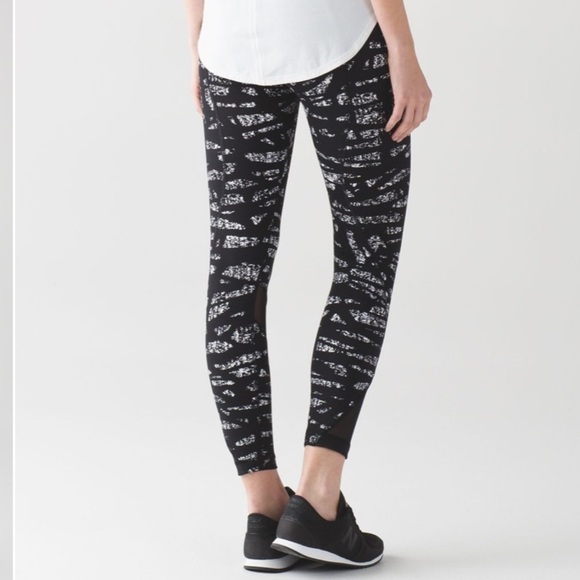 Lululemon Inspire Tight II in Graf Black White / Black size 2 - Picture 3 of 13